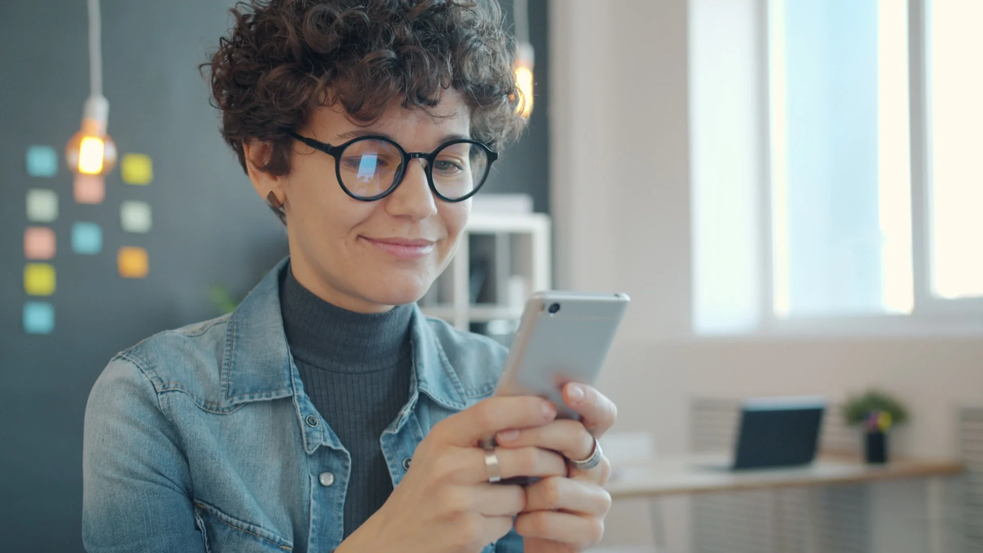 Tenant verifying their identity on a phone using IDVT during a rental application